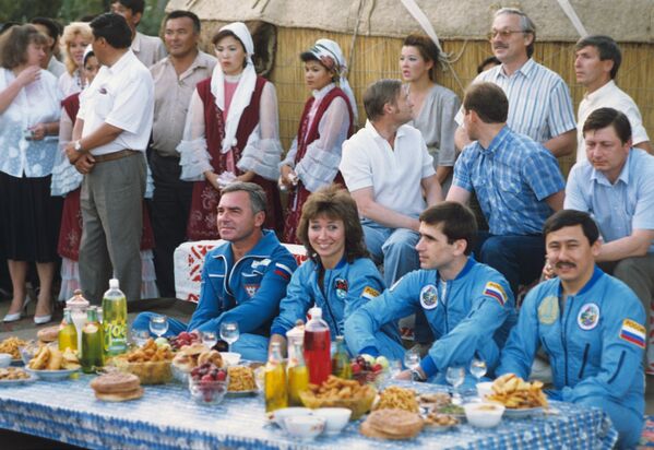 Архивное фото экипажа космического корабля Союз ТМ-19 - Sputnik Казахстан