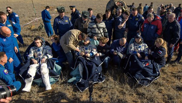Члены экипажа корабля Союз МС-02 после приземления - Sputnik Казахстан