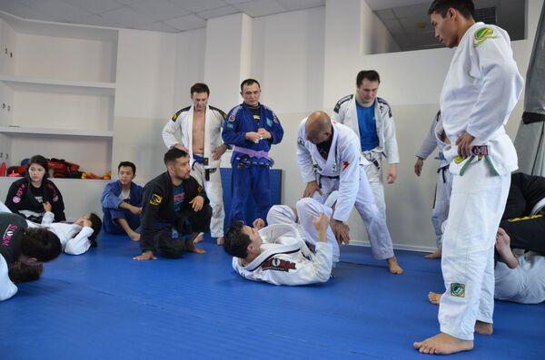 Мастер объясняет ученикам тактику ведения боя (Федерация бразильского джиу-джитсу РК) Мастер объясняет ученикам тактику ведения боя (Федерация бразильского джиу-джитсу РК) - Sputnik Казахстан
