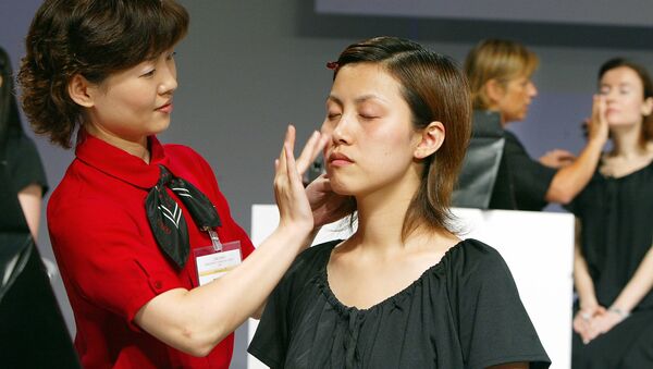 Косметолог наносит омоложивающий крем на кожу девушки-модели, архивное фото - Sputnik Казахстан