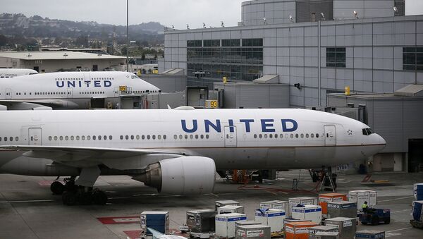 Самолет United Airlines в аэропорту Сан - Франциско, архивное фото - Sputnik Казахстан