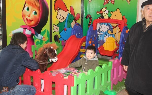 Детская площадка на ж/д вокзале в Караганде - Sputnik Казахстан