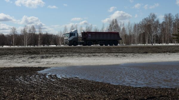 Снег и талые воды около автодороги, архивное фото - Sputnik Казахстан