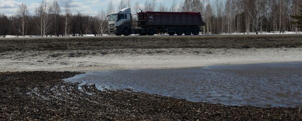 Снег и талые воды около автодороги, архивное фото Снег и талые воды около автодороги, архивное фото - Sputnik Казахстан