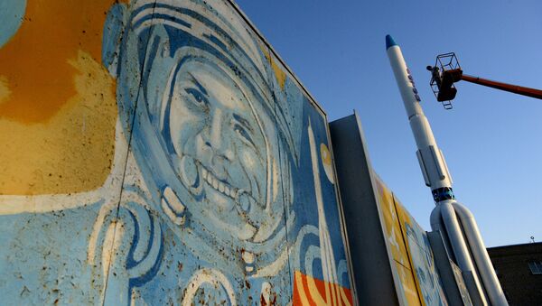 Настенная живопись с изображением Юрия Гагарина, первого человека в космосе, на космодроме Байконур в Казахстане - Sputnik Казахстан