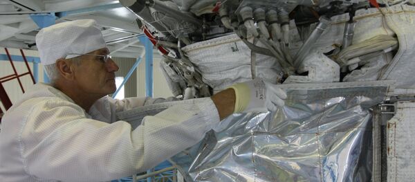 Сборка современного навигационного космического аппарата Сборка современного навигационного космического аппарата - Sputnik Казахстан