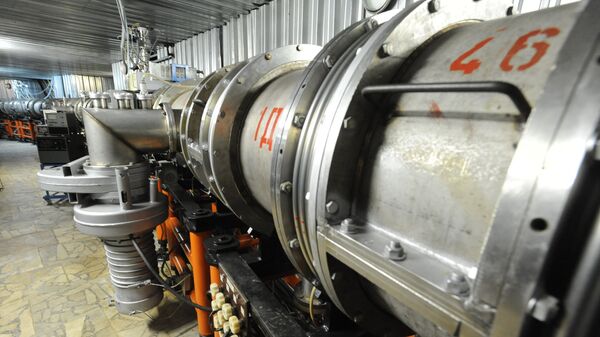 Элементы сверхпроводящего ускорителя ядер и тяжелых ионов в лаборатории физики высоких энергий в Объединенном институте ядерных исследований - Sputnik Казахстан