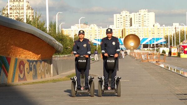 Астананың полиция қызметкерлері саябақты скутерлермен күзетіп жүр - Sputnik Қазақстан