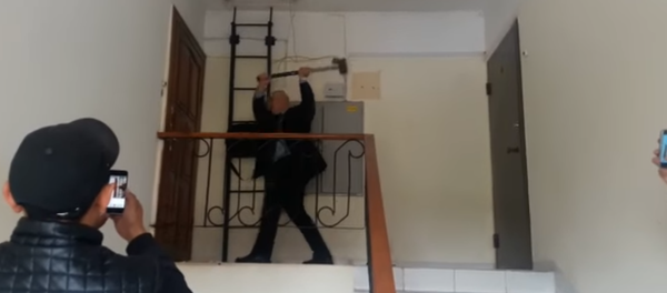 Частный судебный исполнитель Р.Жилкибаев выбивает двери кувалдой в Астане Частный судебный исполнитель Р.Жилкибаев выбивает двери кувалдой в Астане - Sputnik Казахстан