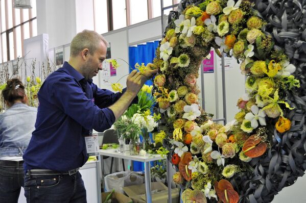 Флорист на выставке цветов - Sputnik Казахстан