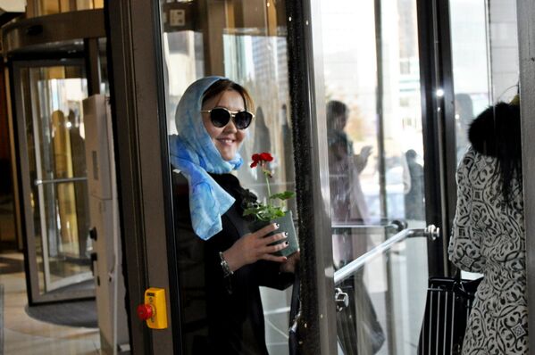 Девушка с цветком - Sputnik Казахстан