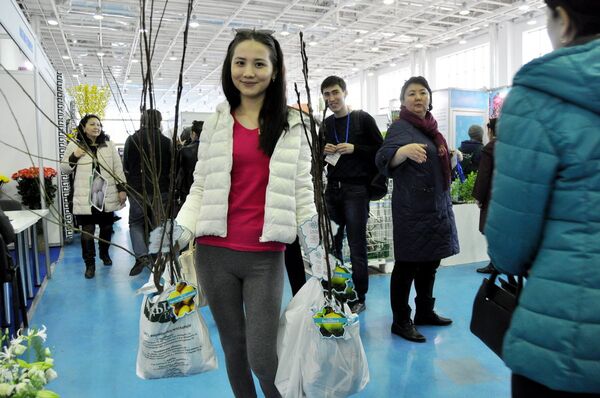 Покупательница во время выставки цветов - Sputnik Казахстан
