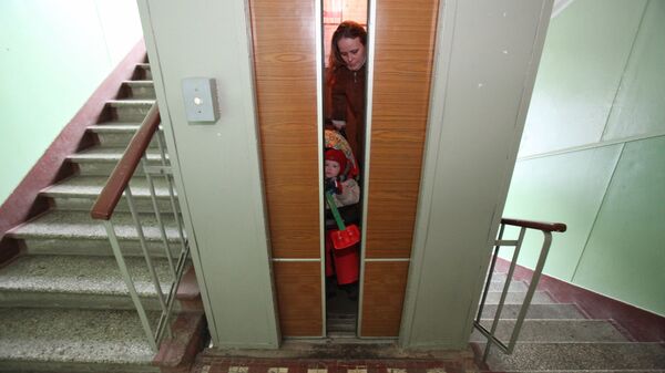 Работа лифта в одном из жилых домов, архивное фото - Sputnik Казахстан