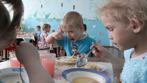 Архивное фото детей за обедом в детсаду - Sputnik Казахстан
