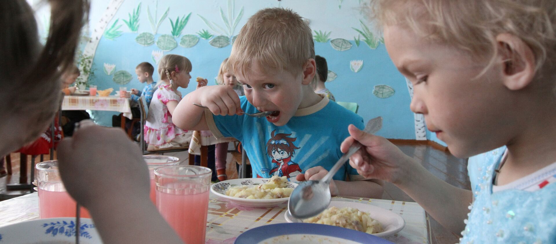 Архивное фото детей за обедом в детсаду - Sputnik Казахстан, 1920, 02.02.2019