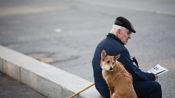 Архивное фото пожилого человека с собакой - Sputnik Казахстан