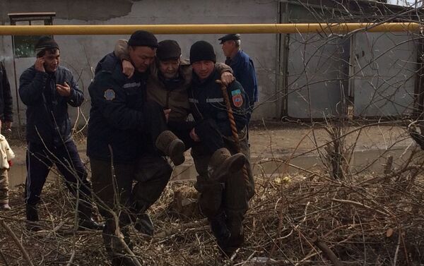 Дачный поселок подтопило в Актобе, жителей эвакуируют - Sputnik Казахстан