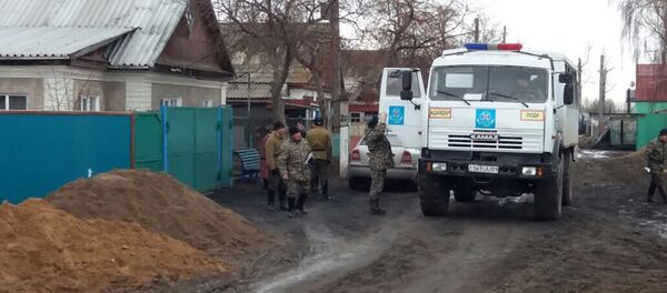 ТЖК мамандары тұрғындарды көшіріп жатыр, архивтегі фото - Sputnik Қазақстан