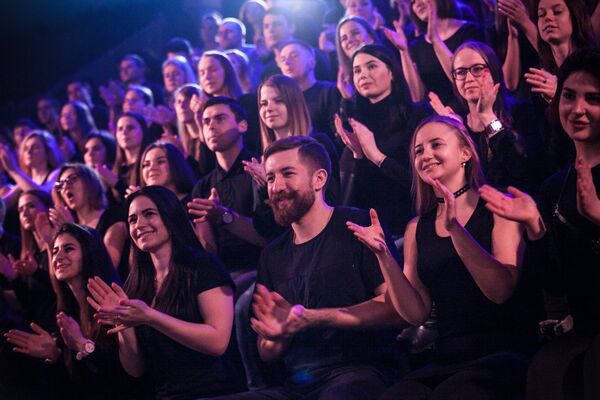 Зрители на съемках шоу Однажды в России соблюдают дресс-код Зрители на съемках шоу Однажды в России соблюдают дресс-код - Sputnik Казахстан