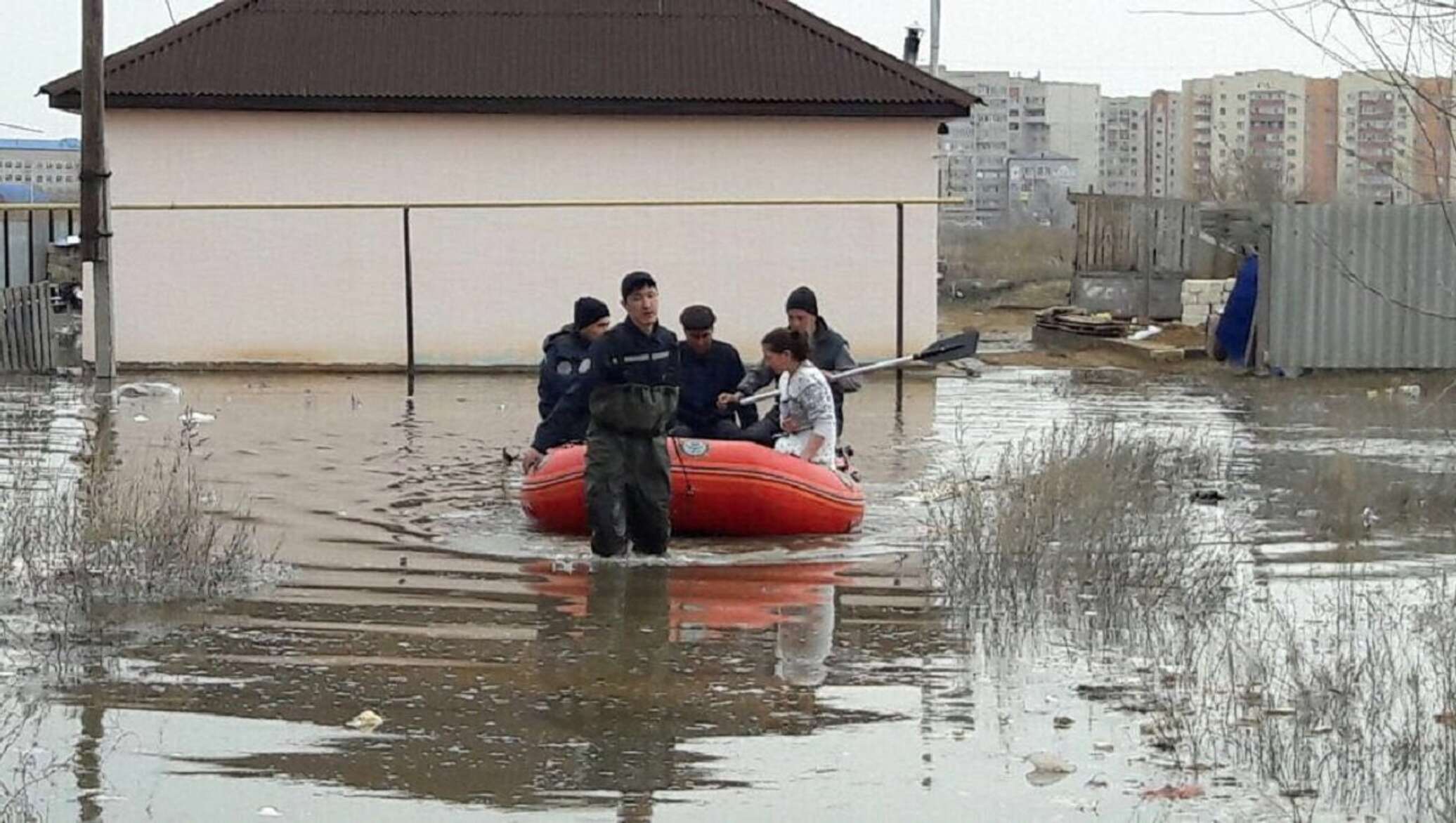 Есть ли наводнение в казахстане. Казахстан паводки. Наводнение в Казахстане. Половодье в Актобе. Казахстан потоп паводки.