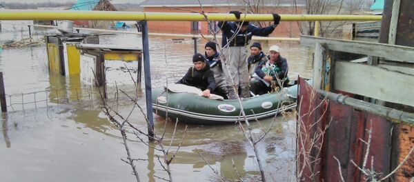 Эвакуация из зоны подтопления в Актобе Эвакуация из зоны подтопления в Актобе - Sputnik Казахстан