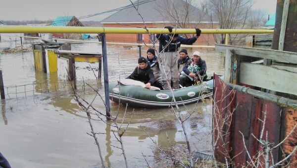 Эвакуация из зоны подтопления в Актобе - Sputnik Казахстан
