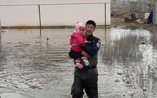 Эвакуация из зоны подтопления в Актобе - Sputnik Казахстан