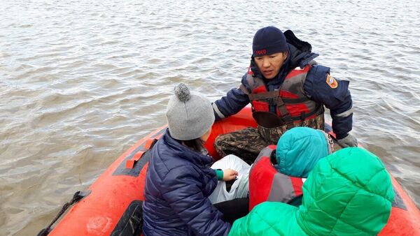 Спасатели эвакуируют людей из Аршалинского района Акмолинской области - Sputnik Казахстан