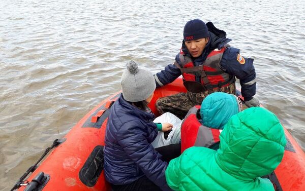 Спасатели эвакуируют людей из Аршалинского района Акмолинской области - Sputnik Казахстан