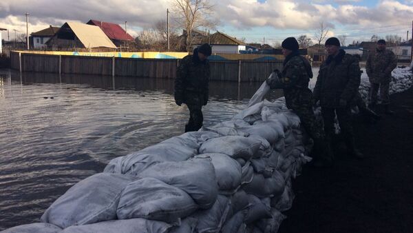Защитные сооружения во время паводка в Атбасаре - Sputnik Казахстан