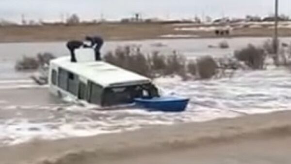 Автобус с людьми смыло водой - Sputnik Казахстан