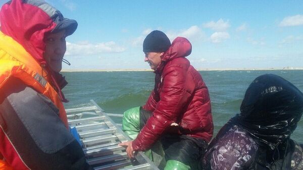 Спасение рыбаков с отколовшейся льдины в Павлодарской области Спасение рыбаков с отколовшейся льдины в Павлодарской области - Sputnik Казахстан