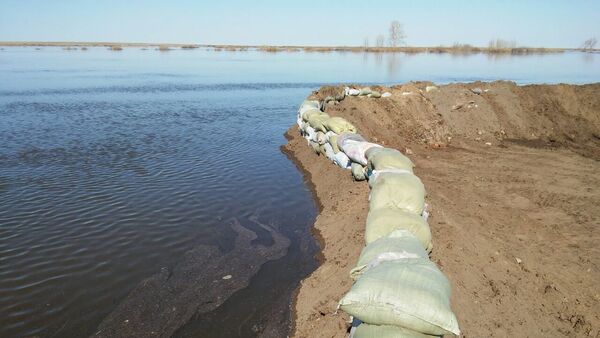 Укрепление берега реки во время паводка в Карагандинской области, архивное фото - Sputnik Казахстан