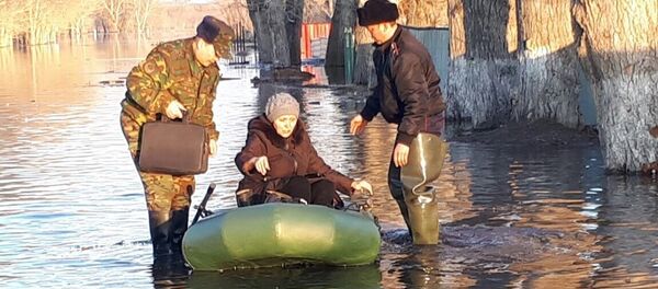 Паводок в поселке Чкалова Паводок в поселке Чкалова - Sputnik Казахстан