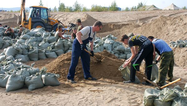 Волонтеры наполняют мешки песком для укрепления дамбы, архивное фото - Sputnik Казахстан