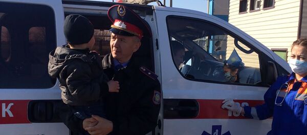 Мальчик на руках у сотрудника полиции - Sputnik Казахстан