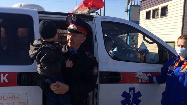 Мальчик на руках у сотрудника полиции - Sputnik Казахстан