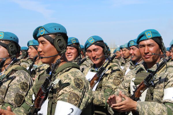 Сәуірдің басында парад жасақтары Астанаға келіп жетті. Олардың арасында келісім-шарт бойынша әскери қызметшілер, мерзімді қызмет сарбаздары бар - Sputnik Қазақстан