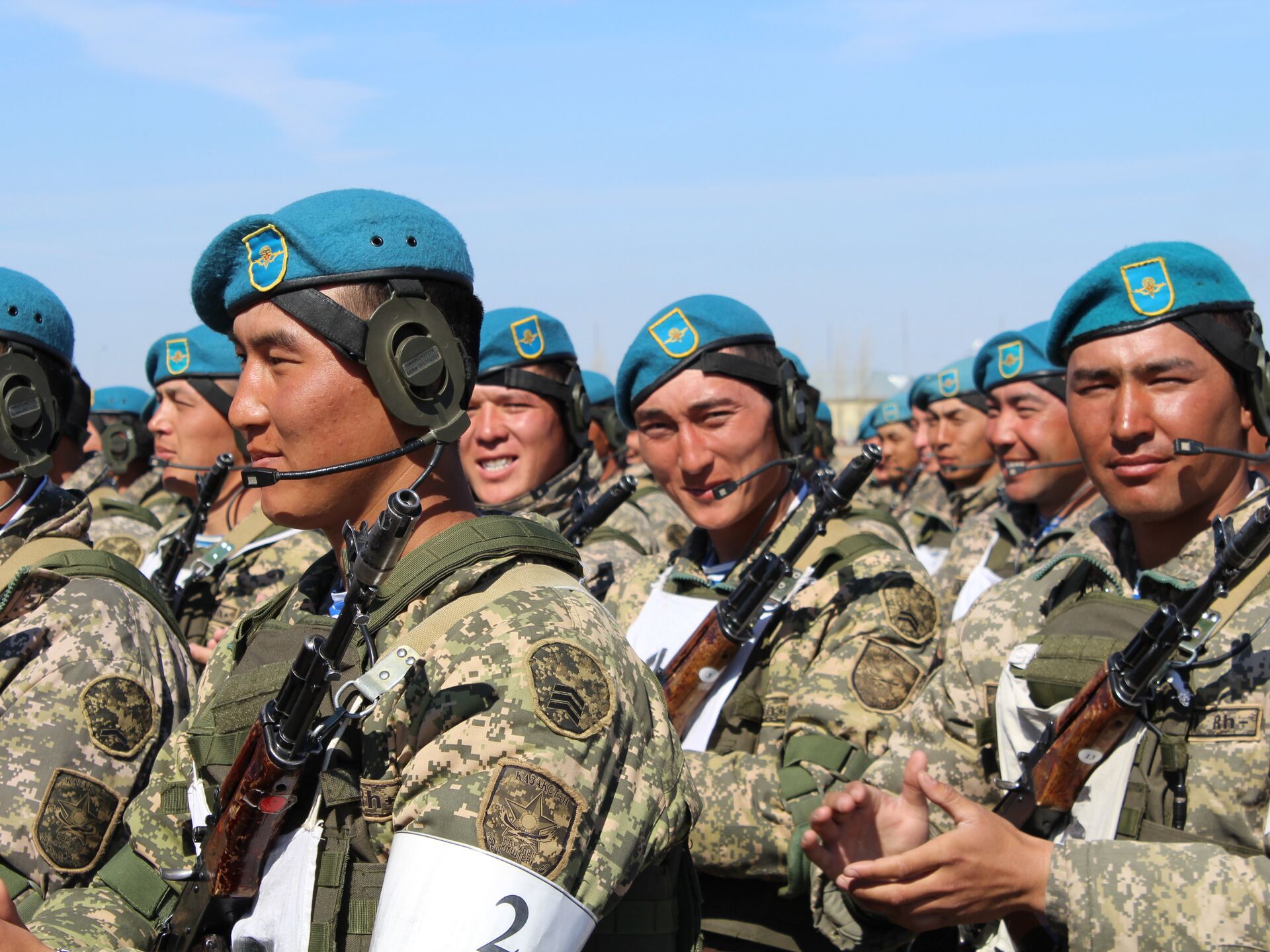 Военная форма казахстана. Казахстанский солдат. Форма Вооруженных сил Казахстана. Военные силы Казахстана.
