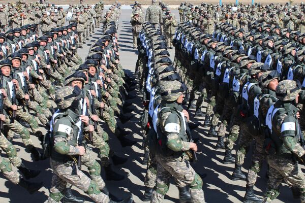 Военные показали подготовку к параду в честь 25-летия Вооруженных Сил Казахстана - Sputnik Казахстан