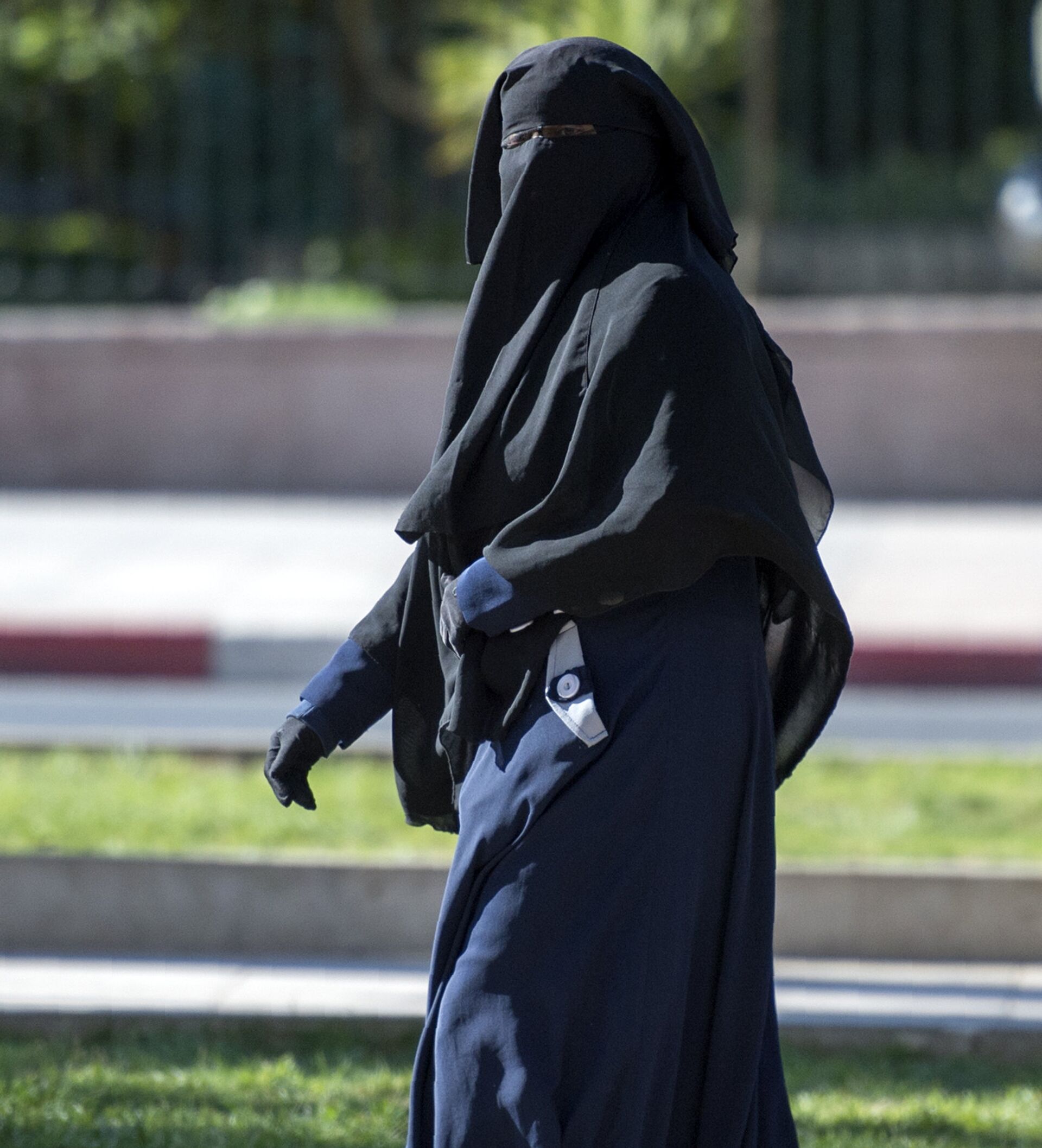Женщина в парандже. Девушка в парандже красивое. Черная одежда пророка. Шахидки.