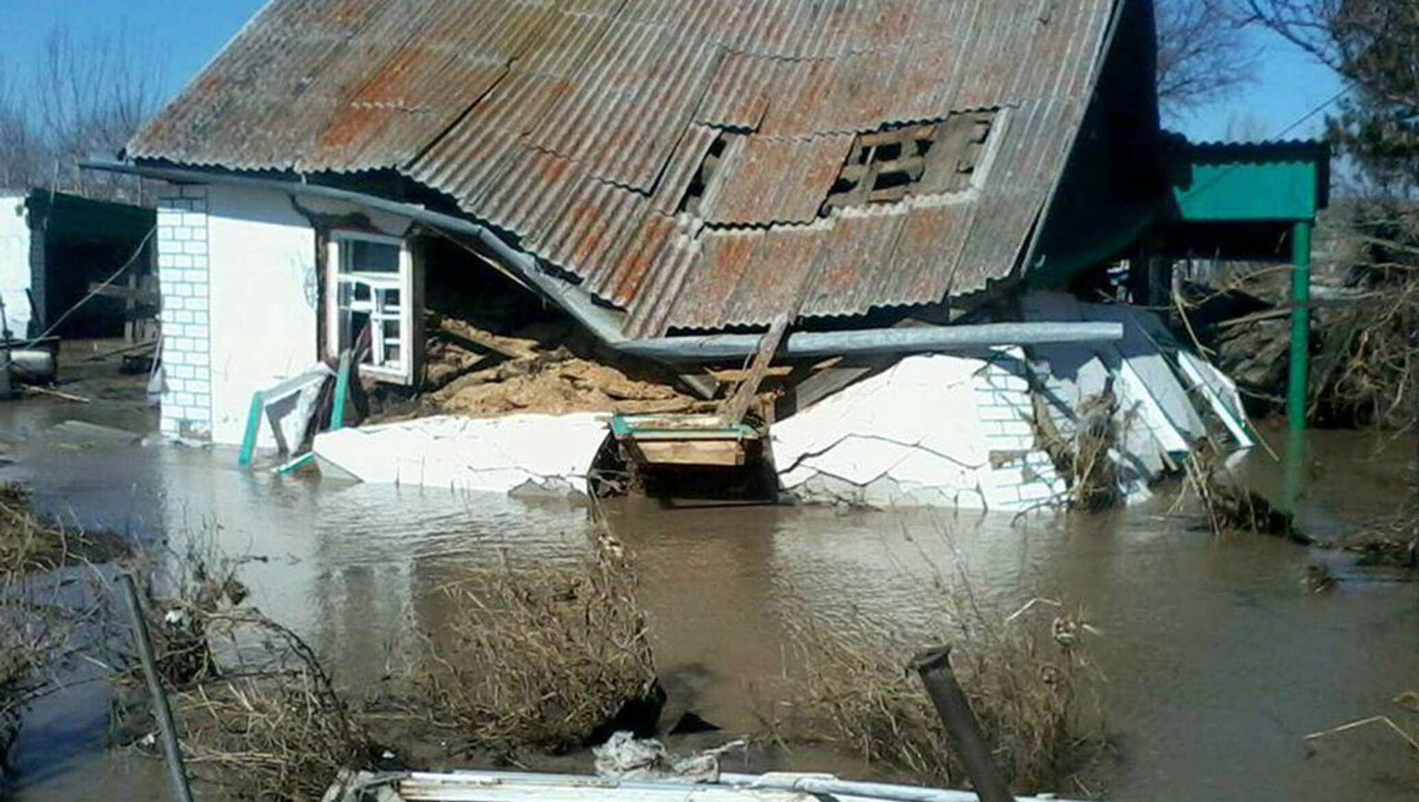 Видео затопленных домов. Село Рузаевка Казахстан. Наводнение в доме. Затопило дом. Затопленный дом.