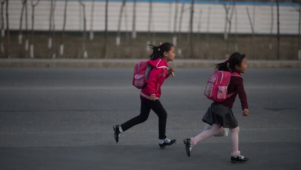 Архивное фото девочек с рюкзаками - Sputnik Казахстан