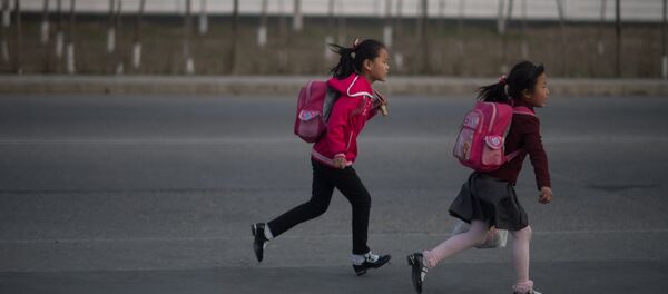 Архивное фото девочек с рюкзаками - Sputnik Казахстан
