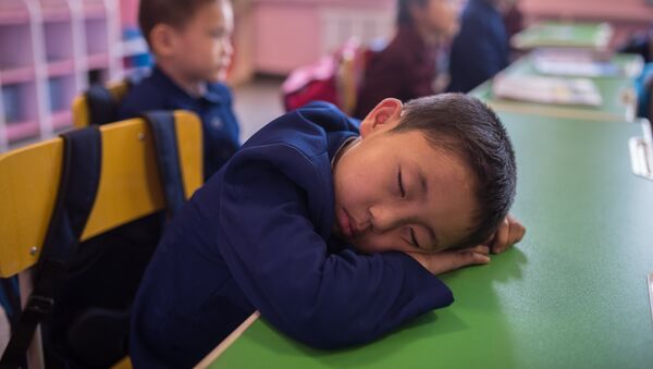 Архивное фото мальчика, спящего за партой - Sputnik Казахстан