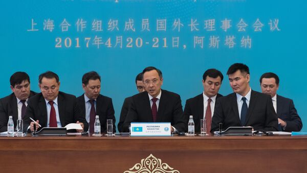 Кайрат Абдрахманов (в центре) во время заседания Совета министров иностранных дел государств-членов ШОС - Sputnik Казахстан