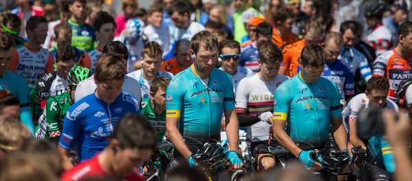 Велогонщики Астаны вышли на старт в Порече с траурными лентами в память о Микеле Скарпони Велогонщики Астаны вышли на старт в Порече с траурными лентами в память о Микеле Скарпони - Sputnik Казахстан