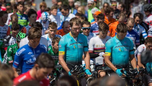 Велогонщики Астаны вышли на старт в Порече с траурными лентами в память о Микеле Скарпони - Sputnik Казахстан