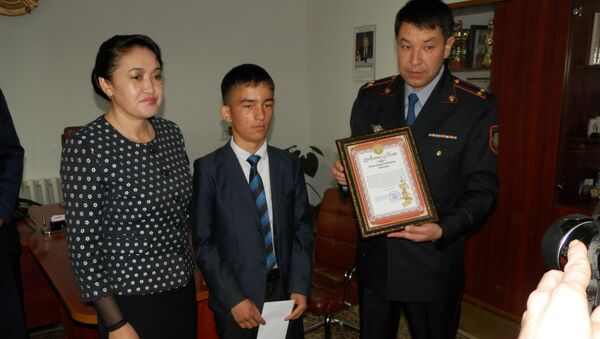 Тимурбек Жамаладдинов, спасший школьницу от педофила, получает награды - Sputnik Казахстан
