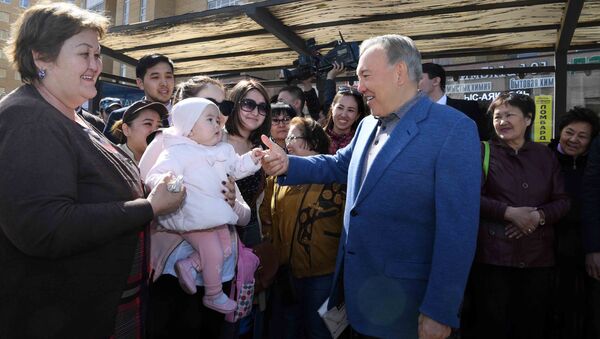 Глава государства ознакомился с деятельностью железнодорожного вокзала на правом берегу столицы и встретился с гостями и жителями города на привокзальной площади - Sputnik Казахстан